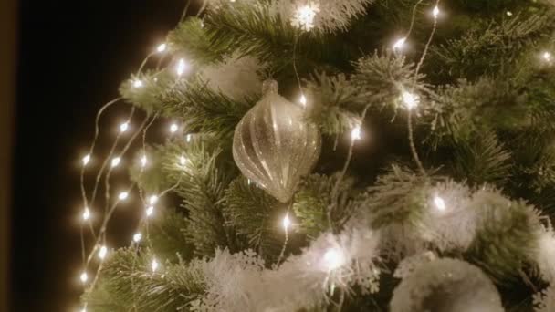 Adorno Navidad Hermoso Árbol Navidad Paralaje Cámara Lenta — Vídeo de stock