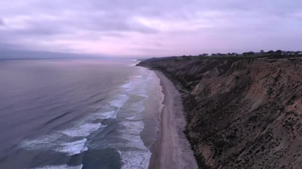 カリフォルニア州トーリーパインズの太平洋上の曇りの夕日 — ストック動画