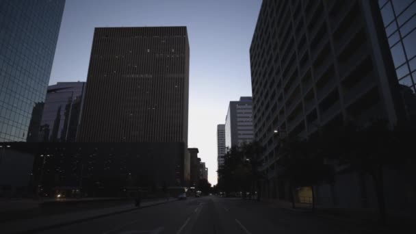 Φορτηγό Περνά Μέσα Από Άδειους Δρόμους Του Χιούστον Τέξας Πρωί — Αρχείο Βίντεο
