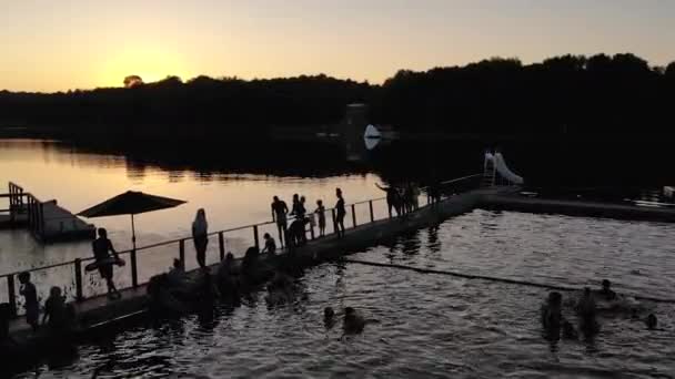 Παιδιά Κολυμπούν Μπροστά Από Όμορφο Ηλιοβασίλεμα Στη Λίμνη — Αρχείο Βίντεο