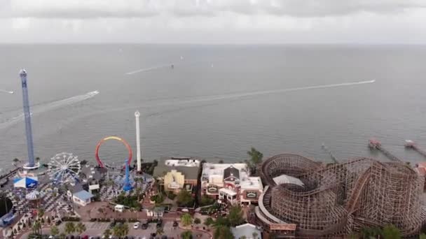 Drone Passe Parc Thème Continue Vers Les Bateaux Sur Eau — Video