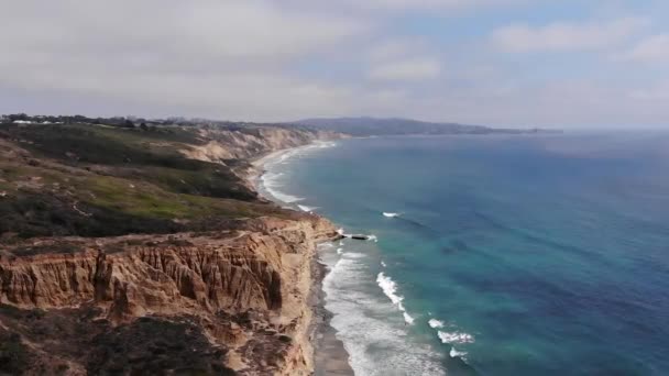 トロリーパインズ 60Fpsのスローモーション でドローンが崖の周りを回転する際の波の衝突 — ストック動画