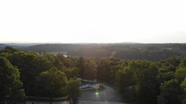 Drone Sobe Para Revelar Lago Montanhas Atrás Árvores Hora Ouro — Vídeo de Stock