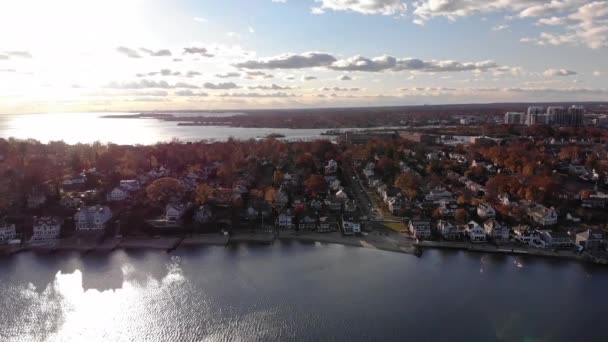 Drone Gira Torno Stamford Connecticut Litoral Com Nyc Distância — Vídeo de Stock