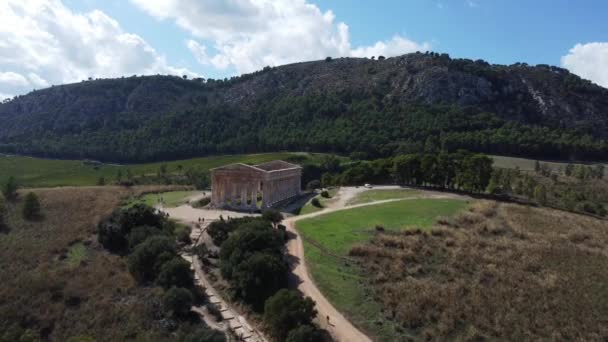 Voar Antena Templo Grego Antigo Sua Paisagem Exuberante Dia Ensolarado — Vídeo de Stock