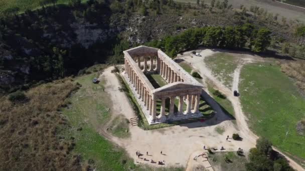 Wolno Obracająca Się Antena Starożytnej Greckiej Świątyni Świetle Słonecznym Bujnym — Wideo stockowe