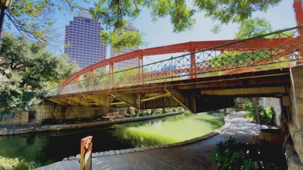Most Augusta Street San Antonio Który Biegnie Przez Rzekę San — Wideo stockowe