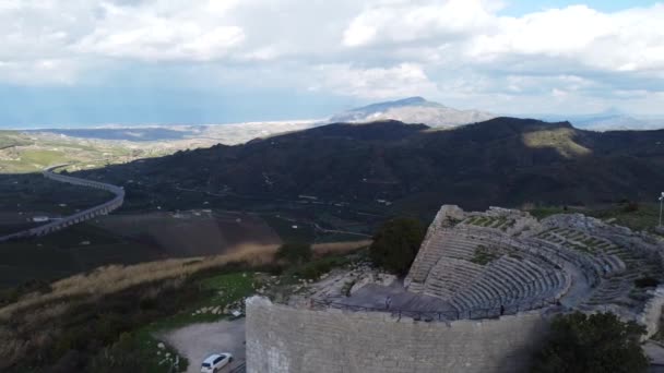 Rotación Aérea Antiguo Teatro Griego Una Colina Exuberante Valle Verde — Vídeos de Stock