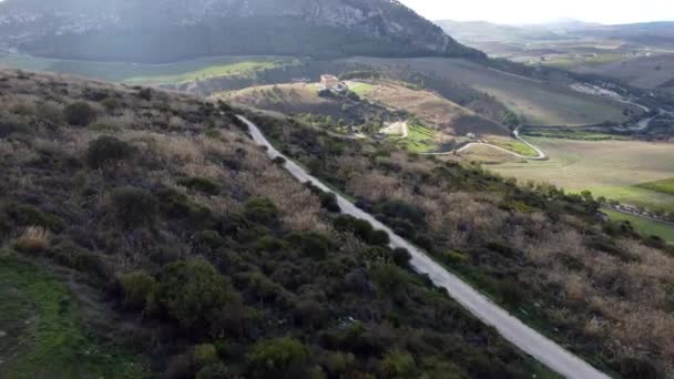 Low Flyover Dusty Road Näkymät Antiikin Kreikan Temppeli Sunny Valley — kuvapankkivideo