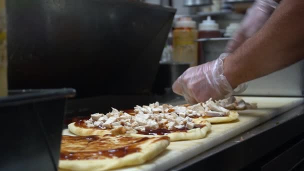 Pizza Bucătar Cotlete Pui Într Bucătărie — Videoclip de stoc
