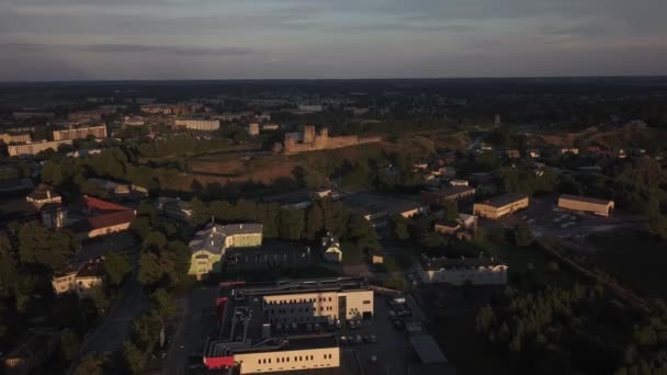 Rakvere Şatosunun Gün Batımı Drone Görüntüsü — Stok video