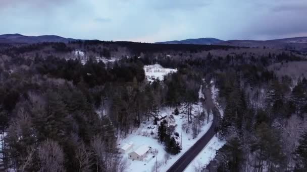 Drone Vuela Largo Carretera Sinuosa Las Montañas Nevadas Vermont Durante — Vídeos de Stock