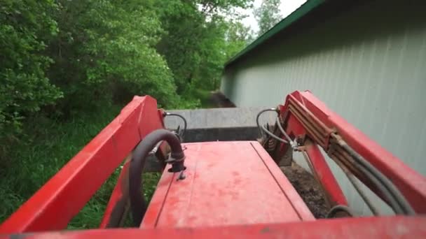 Traktor Fährt Scheune Auf Dem Land — Stockvideo