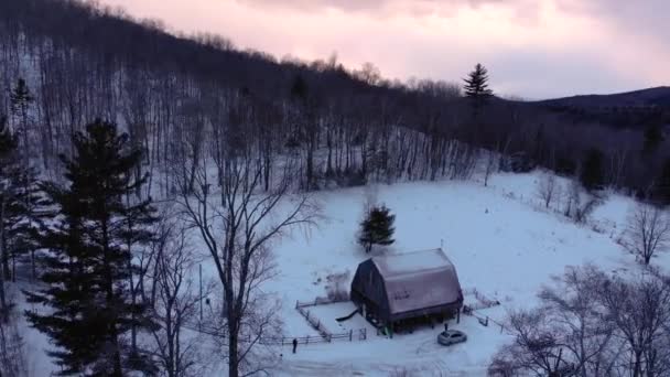 Drone Orbita Intorno Fienile Nelle Montagne Innevate Del Vermont Durante — Video Stock