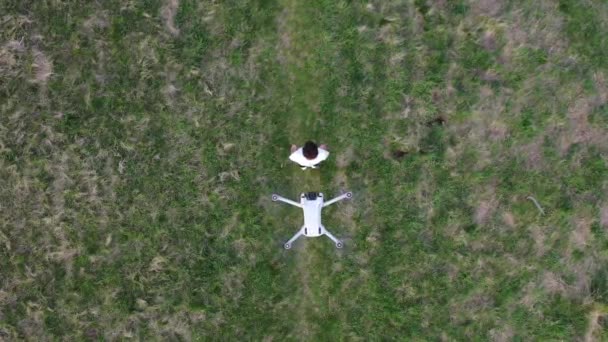 Vue Aérienne Haut Vers Bas Drone Quadcopter Surplombant Jeune Homme — Video