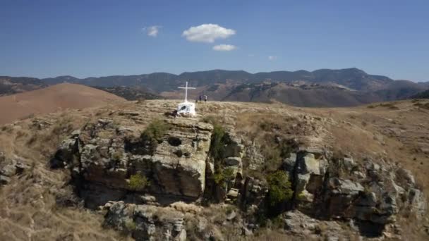 Aereo Drone Avanti Girato Sopra Persone Escursioni Terreni Collinari Fino — Video Stock