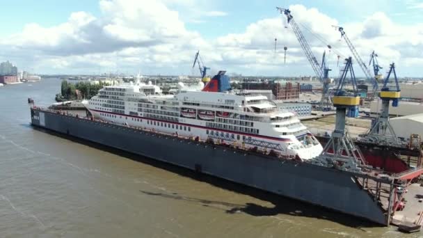 Cruise Ship Repairs Cruise Ship River Elbe Hamburg — Stock Video
