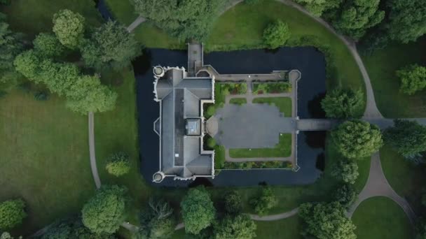 Top Zicht Schloss Evenburg Omgeven Door Water Met Engelse Tuin — Stockvideo