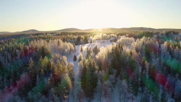 Letecký Pohled Ohromující Duhové Sluneční Paprsky Svítí Skandinávský Sníh Pokryté — Stock video