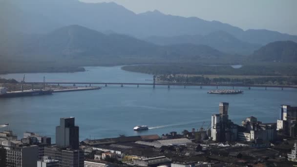 ブラジル サントスの河口 ビジネスビル 湾と貨物船の上の橋 — ストック動画