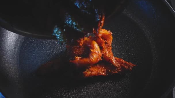 Poner Pechuga Pollo Sazonada Sartén Para Cocinar Cerca — Vídeos de Stock