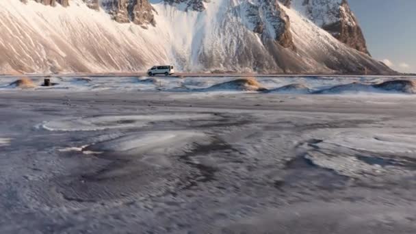 Drone Lotu Śledzenie Ujęcia Białego Vana Przybywających Masywny Vestrahorn Mountain — Wideo stockowe