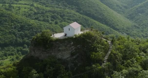 ドリーズームショットは 荒野に囲まれた小さな白い建物に焦点を当て — ストック動画