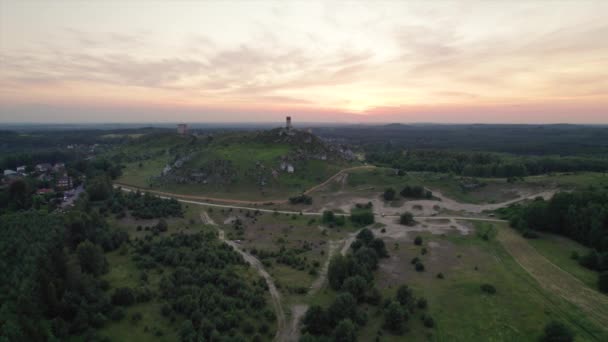 Fotografia Aérea Paralaxe Jura Krakowsko Polonês Com Castelo Olsztyn Fundo — Vídeo de Stock