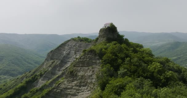 Scenario Ultraterreno Una Chiesa Una Collina Circondata Deserto Nebbioso — Video Stock