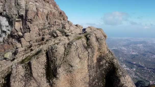 Roque Saucilloの素晴らしいドローンズームアウト 一番上に男が見える スペインのグラン カナリア島 マテオの街で — ストック動画