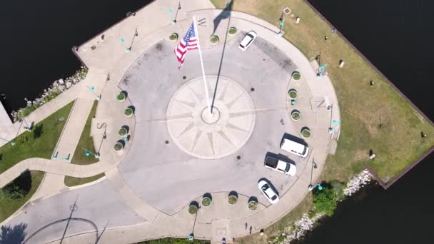 Învârtire Unghi Înalt Coborâre Piedestal Lângă Steagul Gigantic — Videoclip de stoc