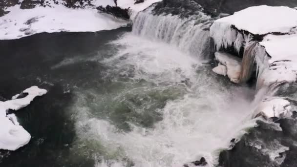 Zlanda Karlı Bir Günde Aşırı Şelale Üzerinde Destansı Bir Insansız — Stok video