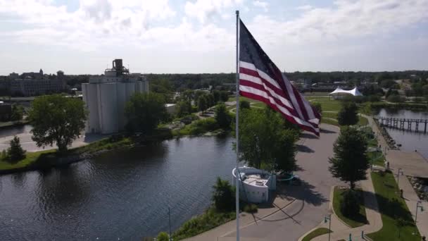 Chiudi Rotazione Pan Intorno American Flag Pole Monumento Bussola Pietra — Video Stock