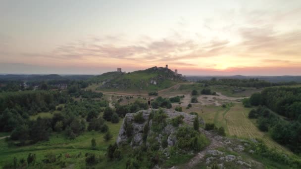 Tourist Enjoy Sunset Top Cliff Olstyn Castle Polish Jura — Stock Video