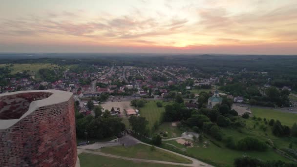 ポーランドの町Olsztyn上から 信じられないほどの日没で城の有名な遺跡を明らかに — ストック動画