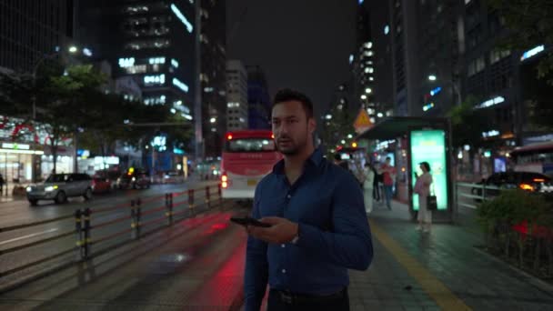 매력적 남자가 교통을 전화를 사용하여 시간을 — 비디오