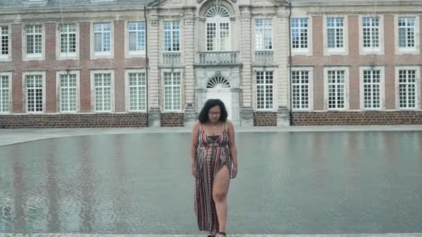 Femme Noire Souriante Robe Africaine Devant Bel Immeuble Étang — Video