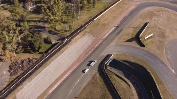 Aerial Birds Eye Shot Holownik Ciągnąc Samochód Wyścigowy Powrotem Pit — Wideo stockowe