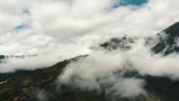 Moln Runt Toppen Tungurahua Vulkan Cordillera Oriental Ecuador Pan Höger — Stockvideo