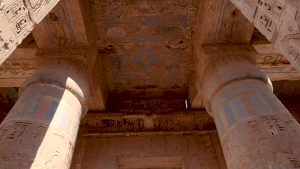 Hiéroglyphes Colorés Sur Toit Temple Habu Louxor Egypte — Video