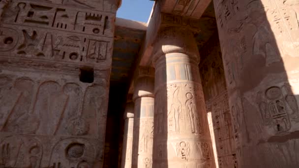 Kleurrijke Hiërogliefen Zuilen Habu Tempel Luxor Egypte — Stockvideo