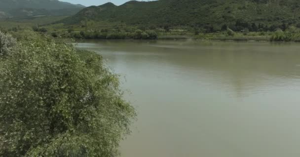Ηρεμία Νερό Του Ποταμού Mtkvari Συναντά Aragvi Καύκασο Δάσος Βουνά — Αρχείο Βίντεο