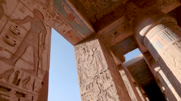 Hiéroglyphes Colorés Sur Toit Dans Temple Habu Louxor Egypte — Video