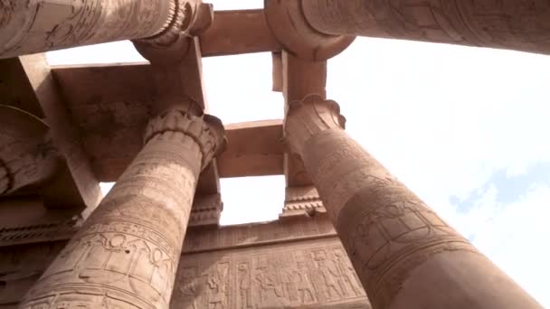 エジプトのコム オンボにある古代寺院の巨大な柱の眺め — ストック動画