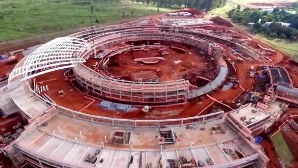 ブラジル シリウス放射光研究所の建設現場から後方へ飛行 — ストック動画