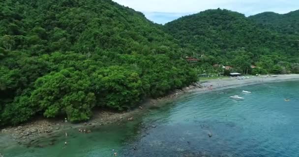 Vuelo Aéreo Sobre Playa Paradisíaca Turistas Irreconocibles Disfrutan Del Día — Vídeos de Stock
