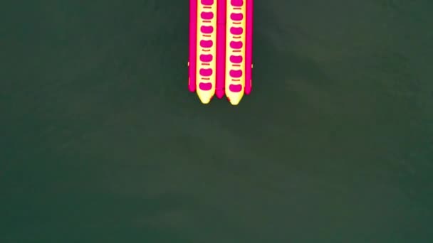 Воздушный Птичий Полет Над Пустыми Красочными Банановыми Лодками Катером Побережье — стоковое видео