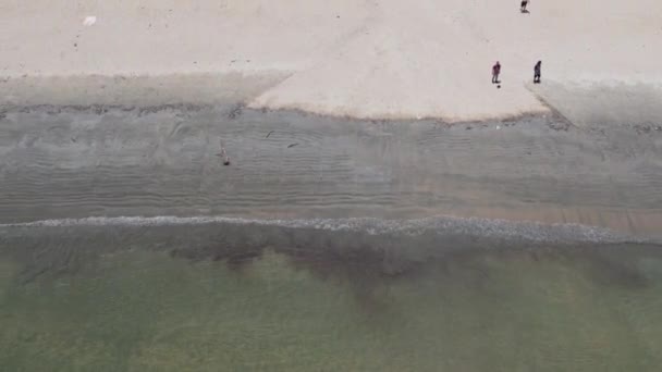 브라질의 투바에서는 도알아볼 수없는 사람들 해변에 있습니다 — 비디오