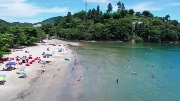 Turyści Relaksujący Się Pereque Mirim Beach Słoneczny Dzień Ubatuba Brazylia — Wideo stockowe