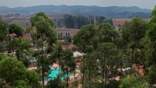 Inclinación Aérea Sobre Personas Irreconocibles Disfrutando Piscina Día Soleado — Vídeo de stock